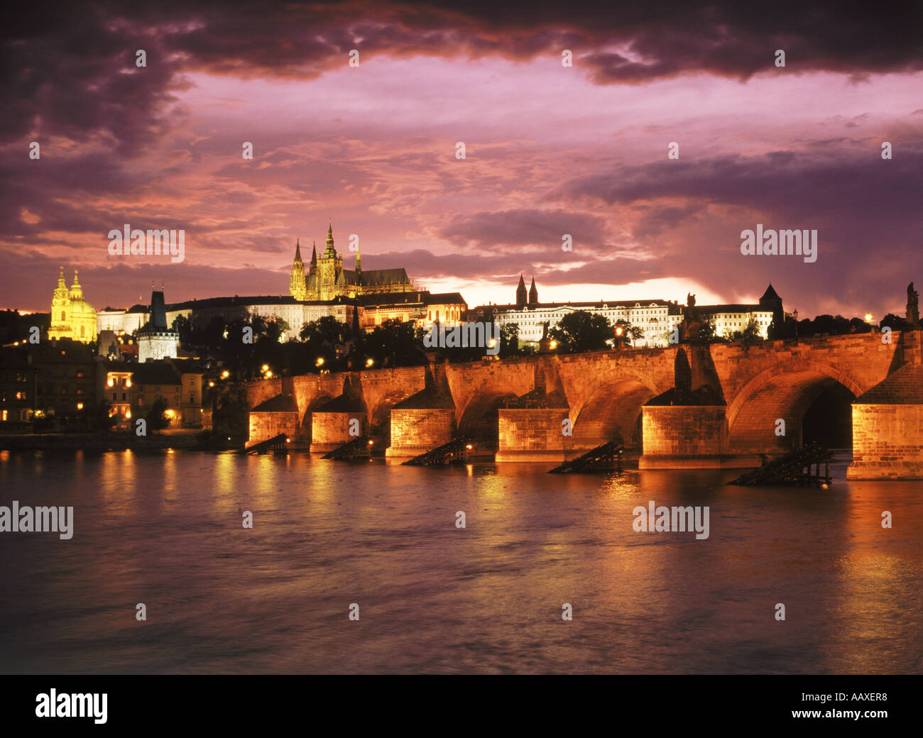 Karlsbrücke über die Moldau mit Hradschin Burg und St. Vitus Cathedral nachts beleuchtet Stockfoto