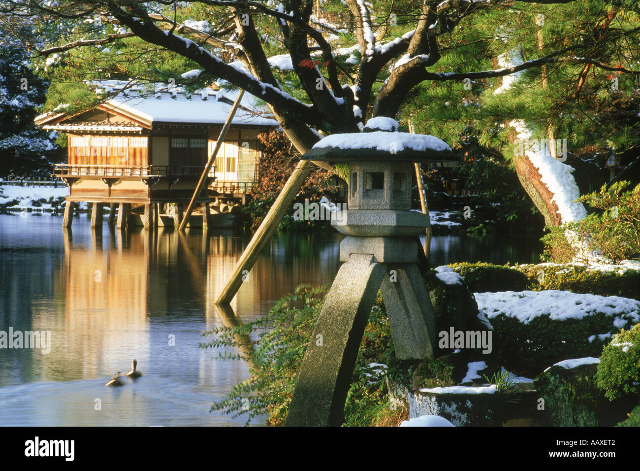 Kenrokuen Garten im Winter in Kanazawa auf der Insel Honshu, Japan Stockfoto