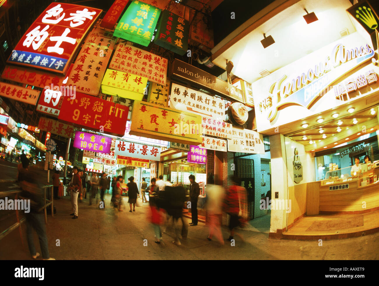 Menschen an der Nathan Road in der Nacht in Kowloon Hong Kong Stockfoto