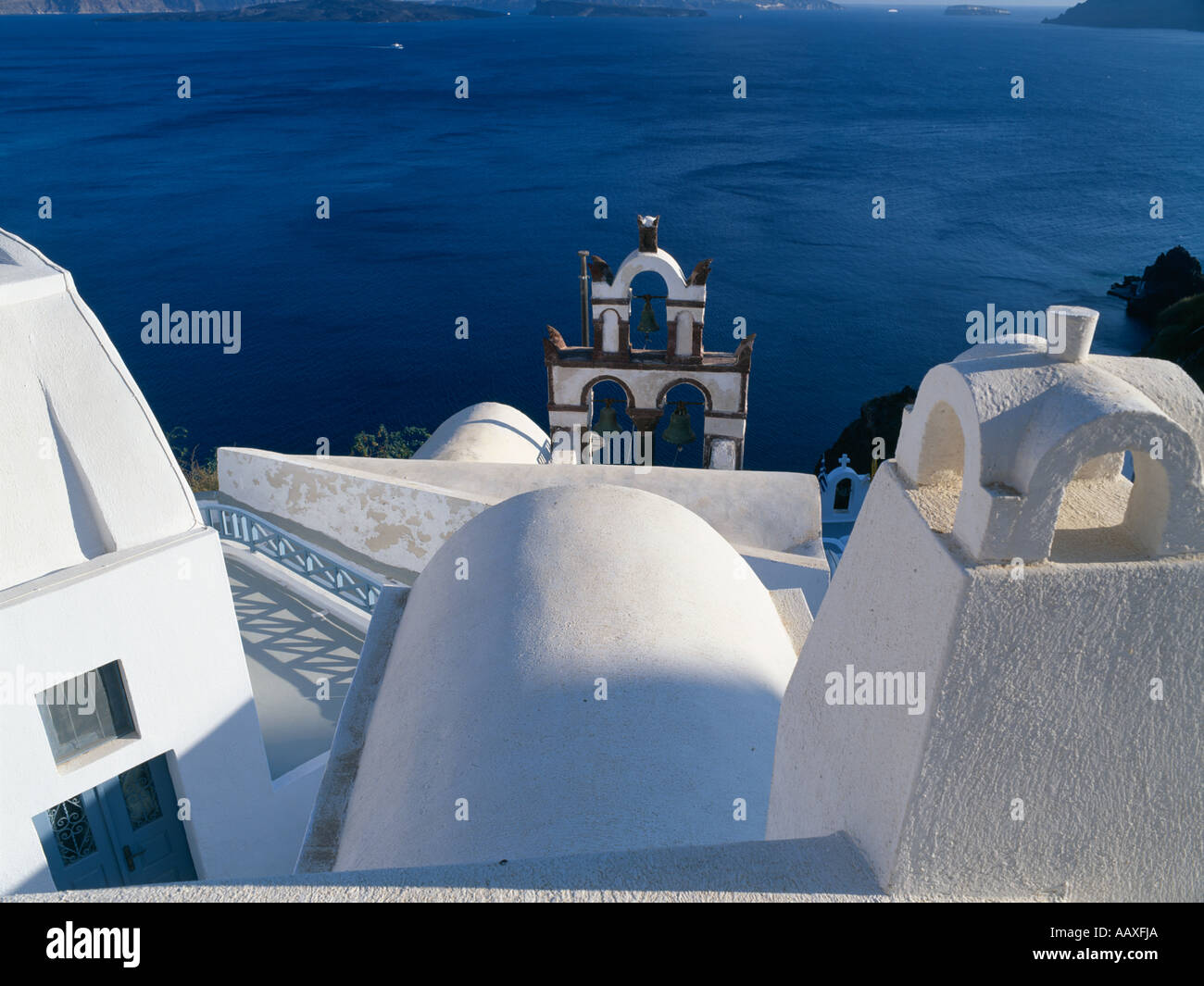 Kirche und Glockenturm mit Blick auf mediterrane vulkanischen Caldera in Oia Santorini griechische Inseln Griechenland Stockfoto