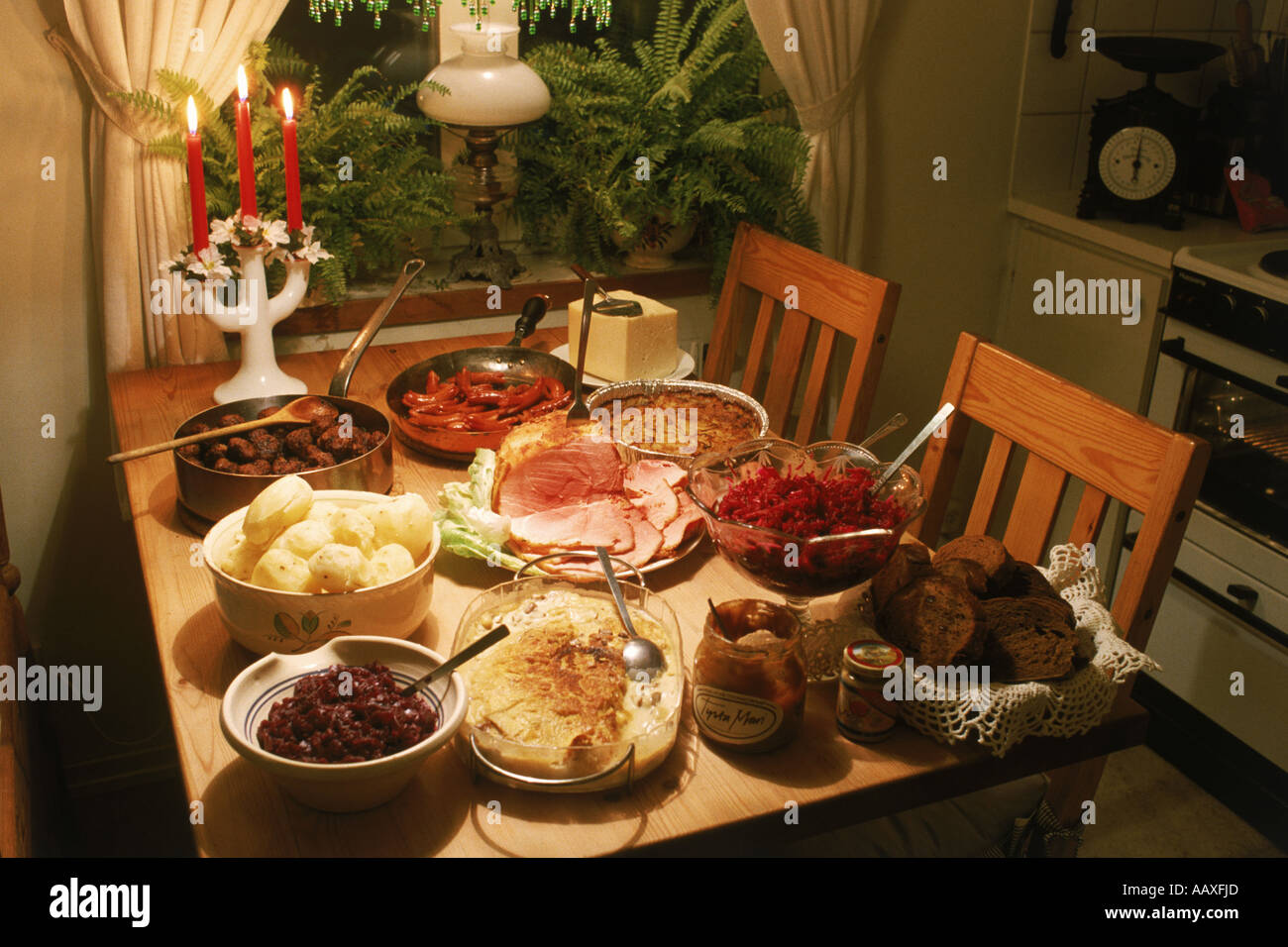 Schwedische Weihnachtstafel oder Julbord mit Käse, Kartoffeln, Rüben ...