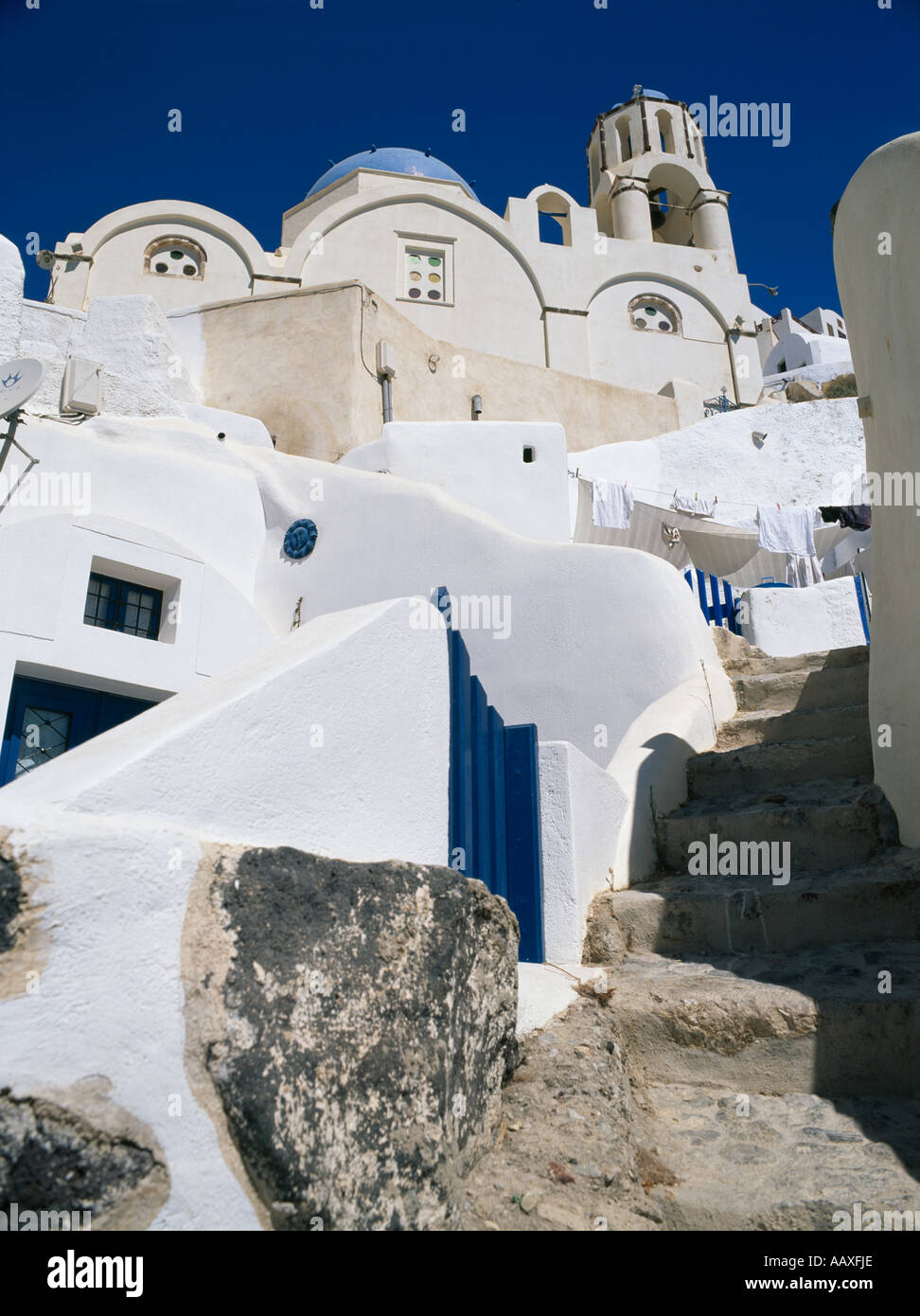 Schritte bis zur blauen Kuppel-Kirche und Glockenturm Oia Santorini griechische Inseln Griechenland Stockfoto