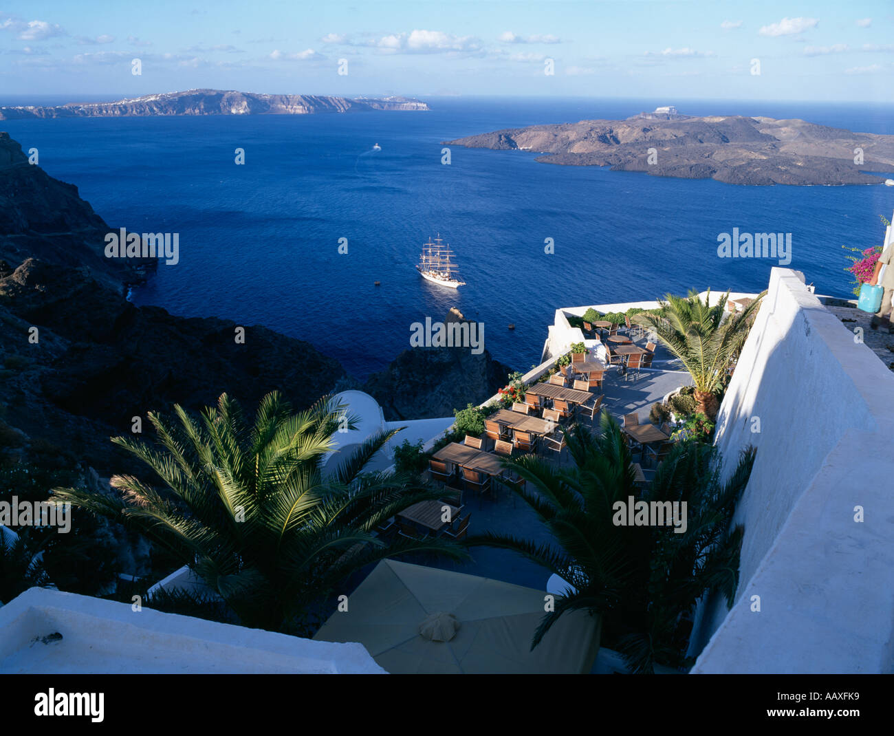 Großsegler verankert im Hafen von Fira auf der griechischen Insel Santorini Griechenland Stockfoto