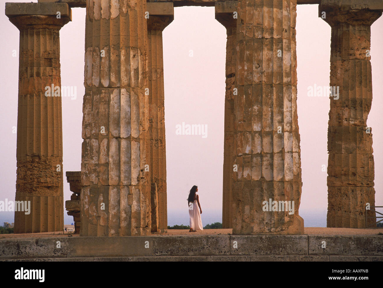 Frau zu Fuß durch die Ruinen des griechischen Tempels vom 7. Jahrhundert v. Chr. in Selinunte in Provinz Trapani auf Sizilien Stockfoto