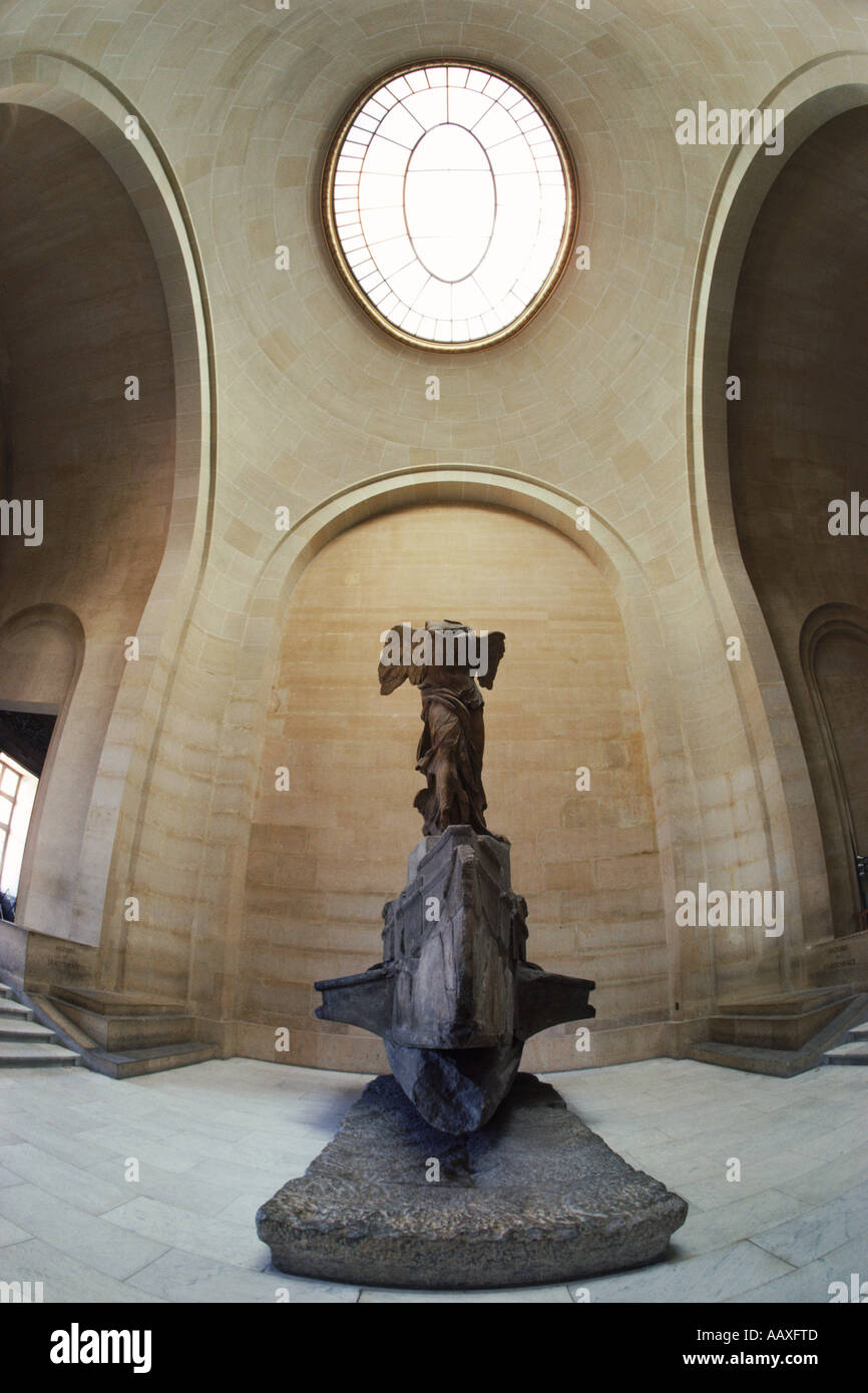 Victoire de Samothraki im Louvre über Daru Treppe im Denon Flügel Stockfoto