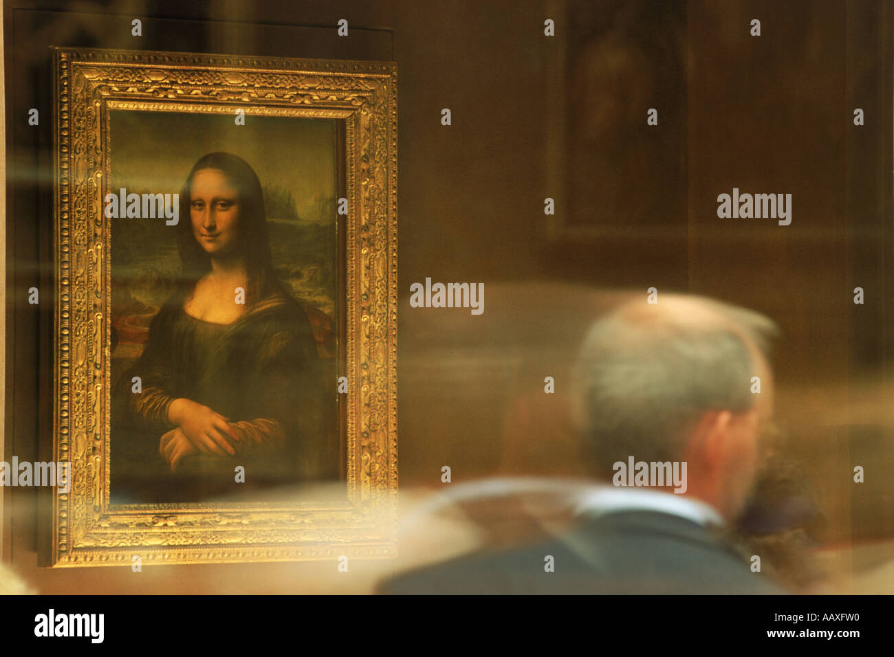 Besucher betrachten Gemälde der Mona Lisa von Leonardo da Vinci in der großen Galerie des Louvre-Museums Stockfoto