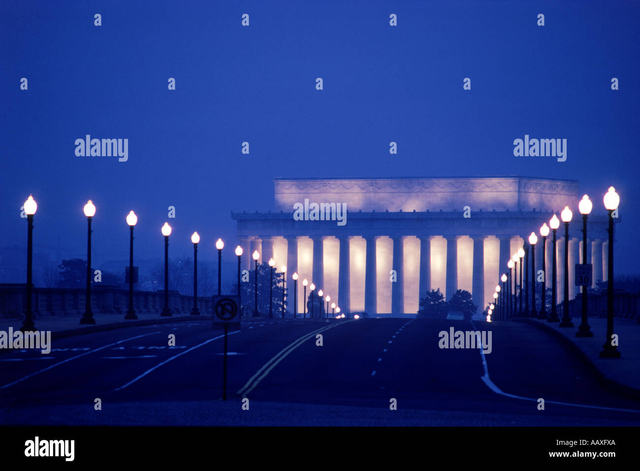Lamplights Futter Brücke Überführung zum Lincoln Memorial in Washington D.C. nachts Stockfoto