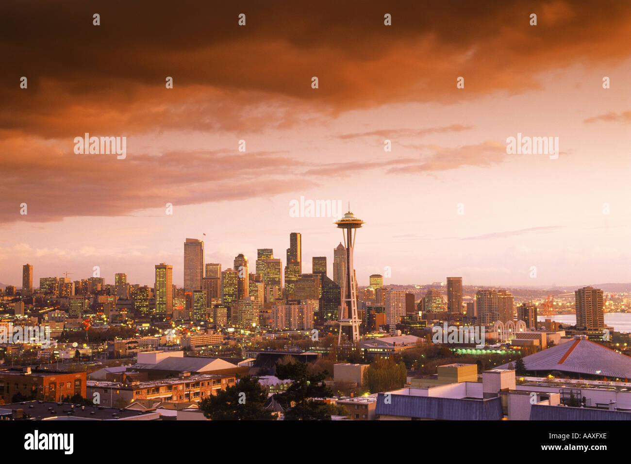 Skyline von Seattle Space Needle und Wolkenkratzer in der Abenddämmerung Stockfoto
