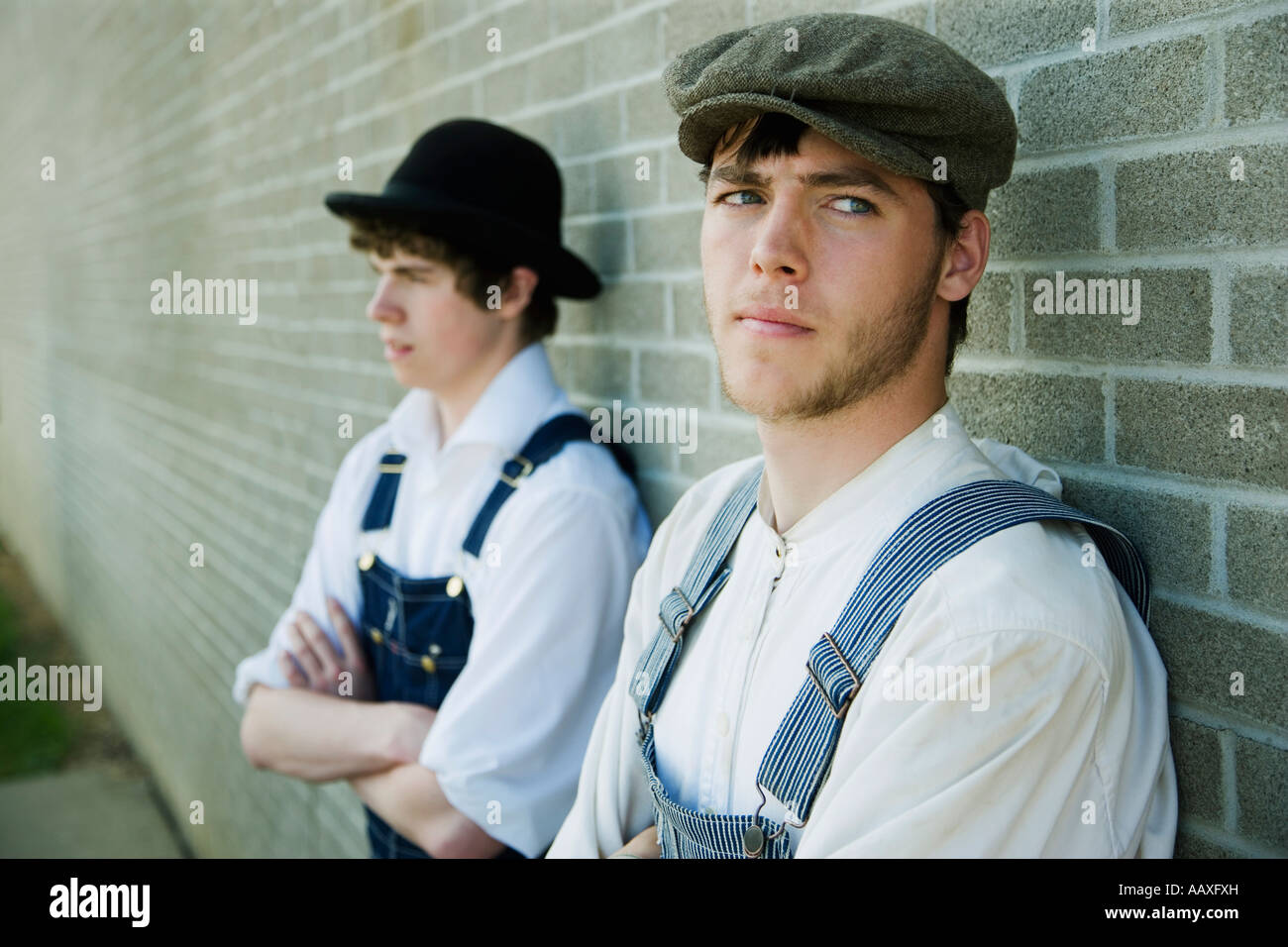 Zwei junge Männer in altmodischen Kleidern Stockfoto