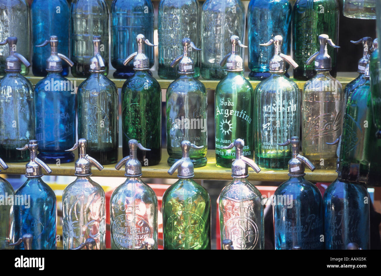 Antike Soda Siphon-Flaschen zum Verkauf auf Stall in San Telmo Markt,  Buenos Aires, Argentinien Stockfotografie - Alamy