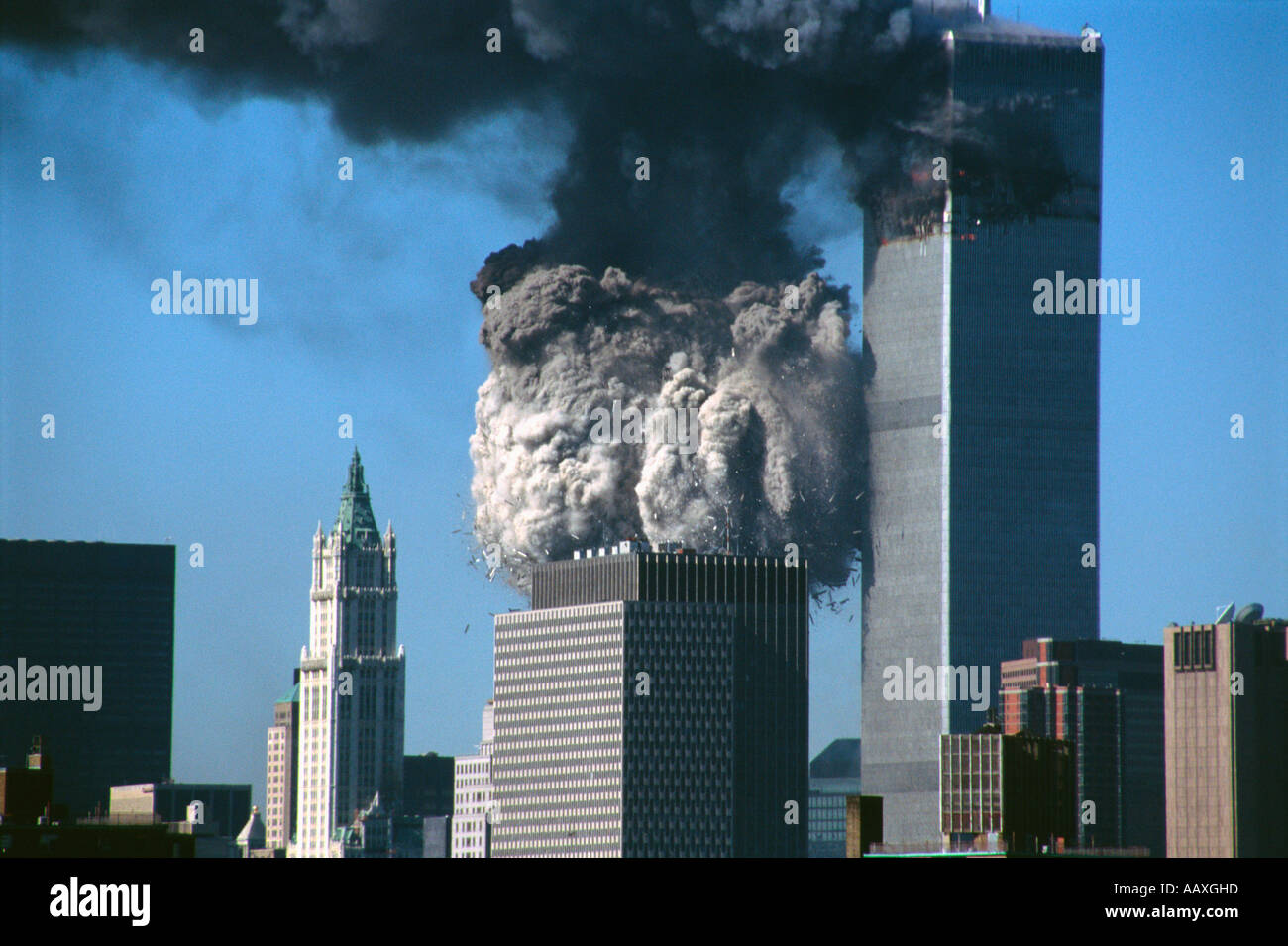 WTC (World Trade Centers) 2 einstürzenden WTC 1 noch dahinter in New York City am 11. September 2001 stand. Stockfoto