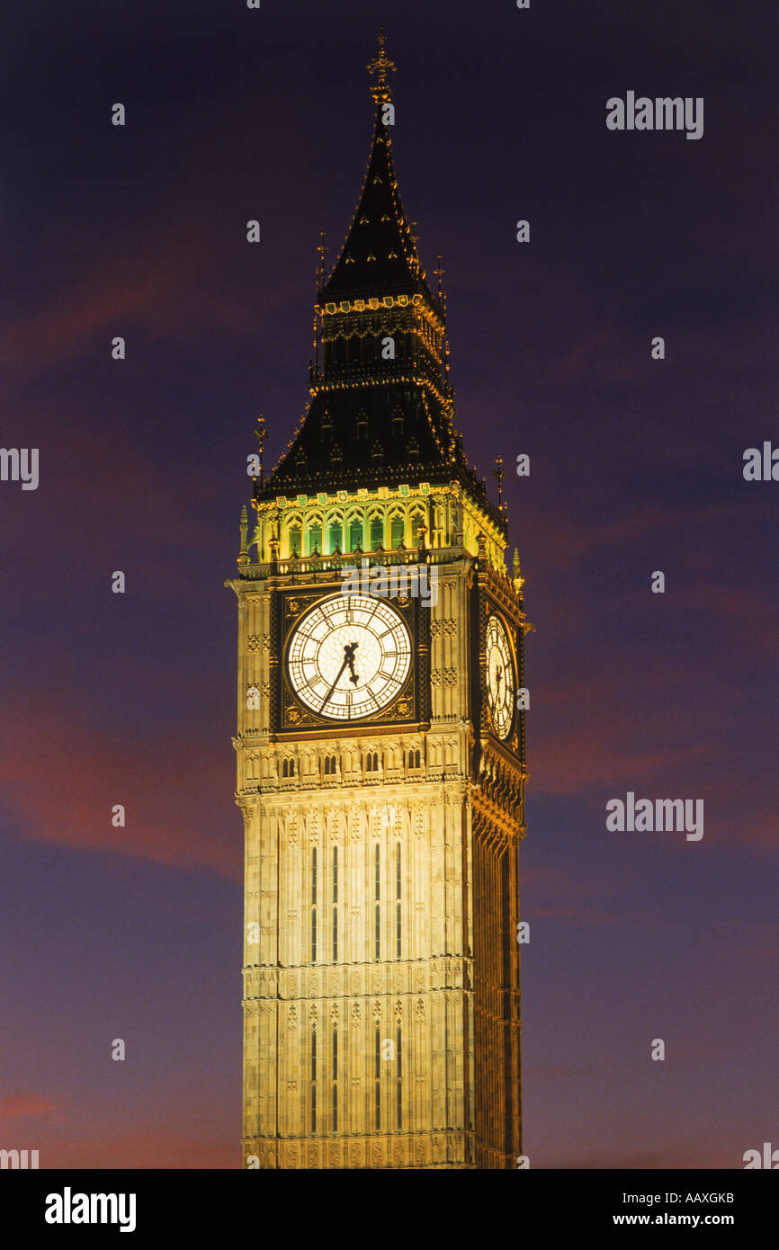 Big Ben stehend über Westminster Bridge und der Themse in London bei Nacht Stockfoto