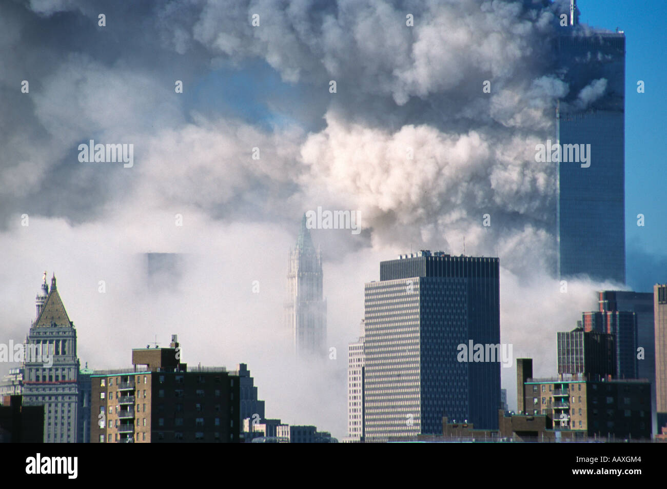 World Trade Centers auf 11. September 2001 zusammenbrechen. Der Südturm (WT2) bricht mit den Nordturm (WTC1) hinter NYC Stockfoto