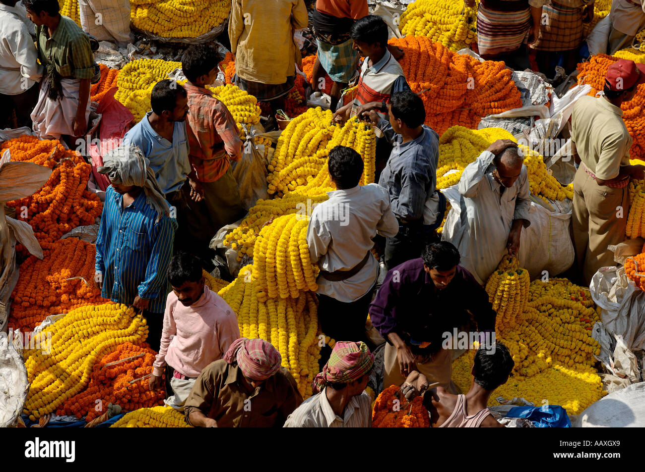 Ein Blumenmarkt in Kalkutta durch die Howrah Brücke Ringelblumen vorbereitet für Puja Angebote anzeigen Stockfoto