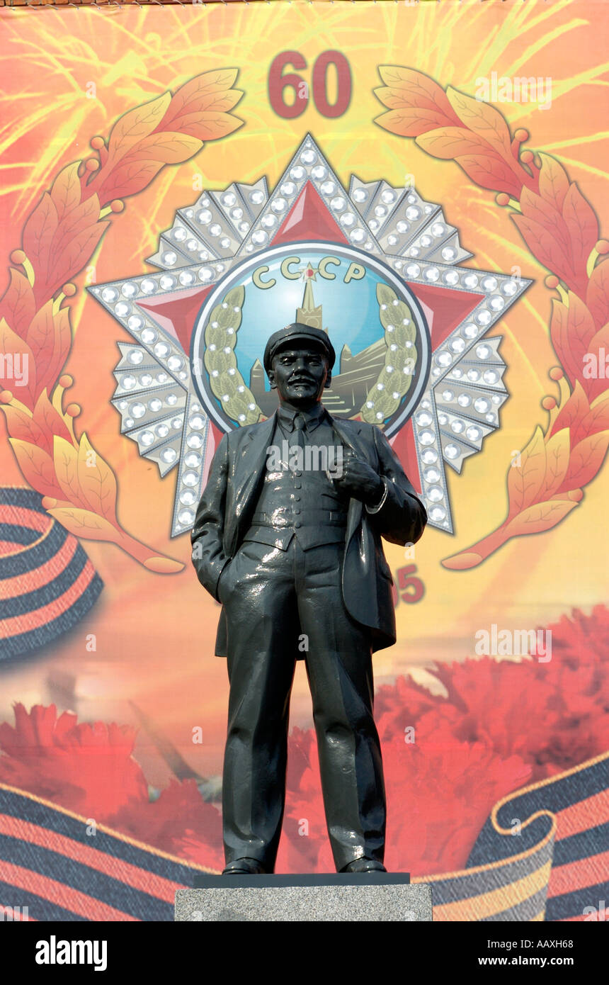 Lenin-Statue mit Banner zum Gedenken an 60 Jahre des Sieges im 2. Weltkrieg in Chabarowsk 2005 Stockfoto