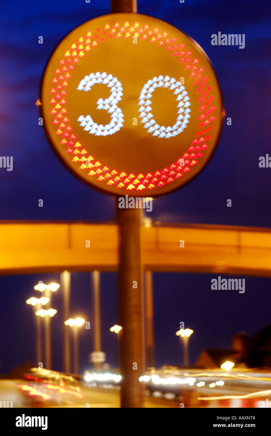 30 Geschwindigkeitsbegrenzung Durchsetzung Zeichen Stockfoto
