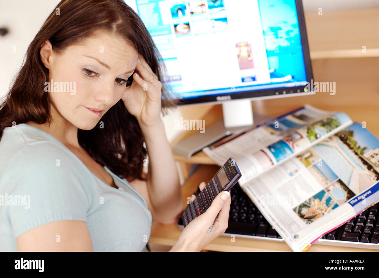 Frau auf der Suche nach Urlaub im internet Stockfoto