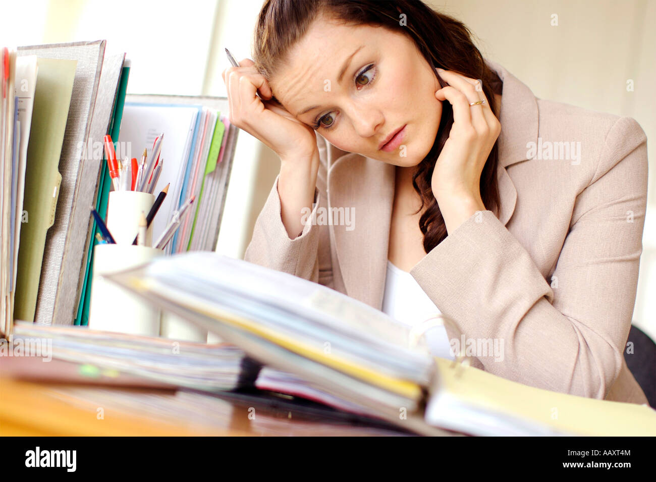 Frau im Büro betonte Stockfoto