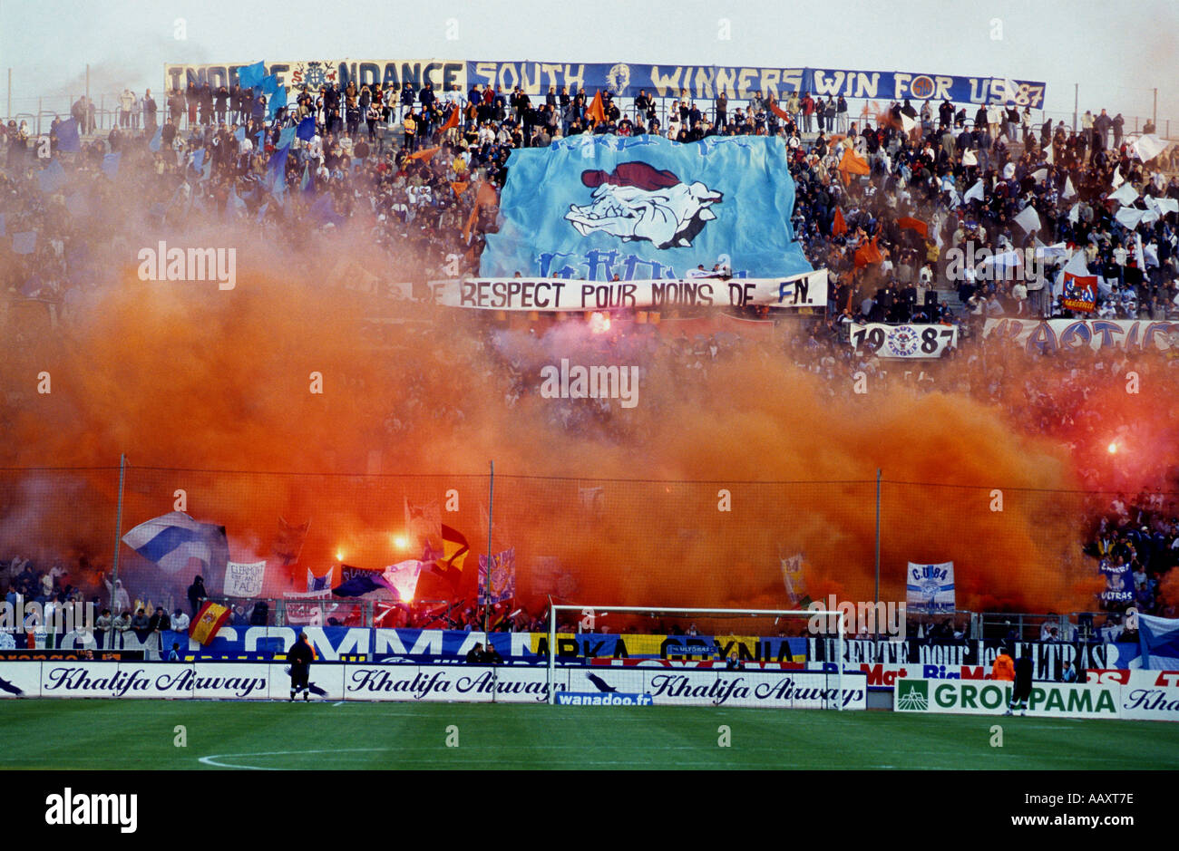 Olymique Marseille Fans Fackeln vor einem Spiel gegen Monaco im Stade Velodrome, Frankreich abzulassen. Stockfoto