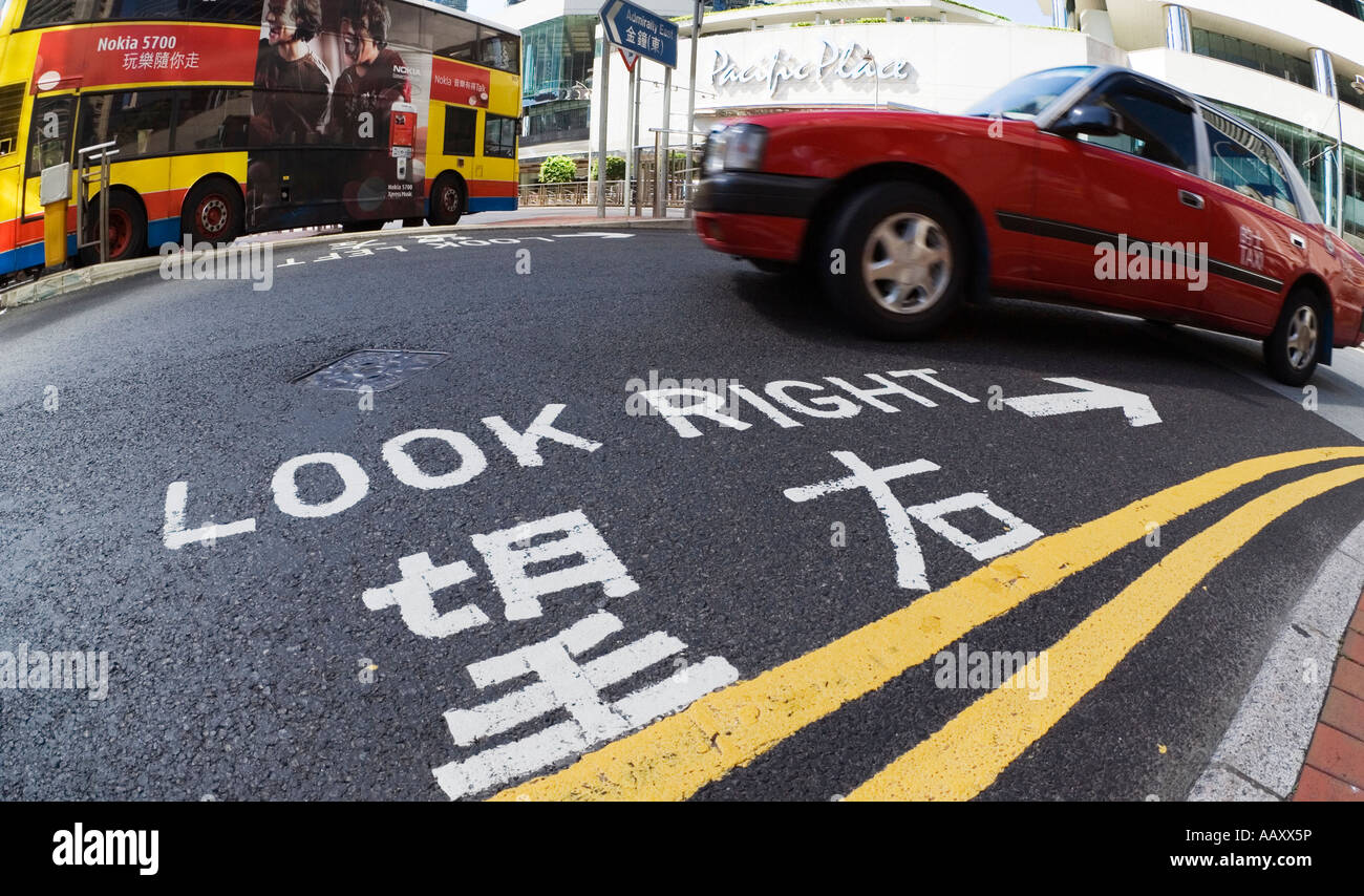 "Chinesische und englische Verkehrszeichen auf einer Straße in Hongkong" Stockfoto