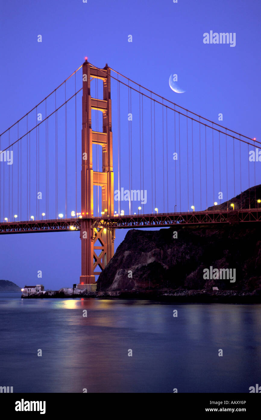 Golden Gate Bridge Tower von Sausalito mit San Francisco Bay in Kalifornien vertikale Stockfoto