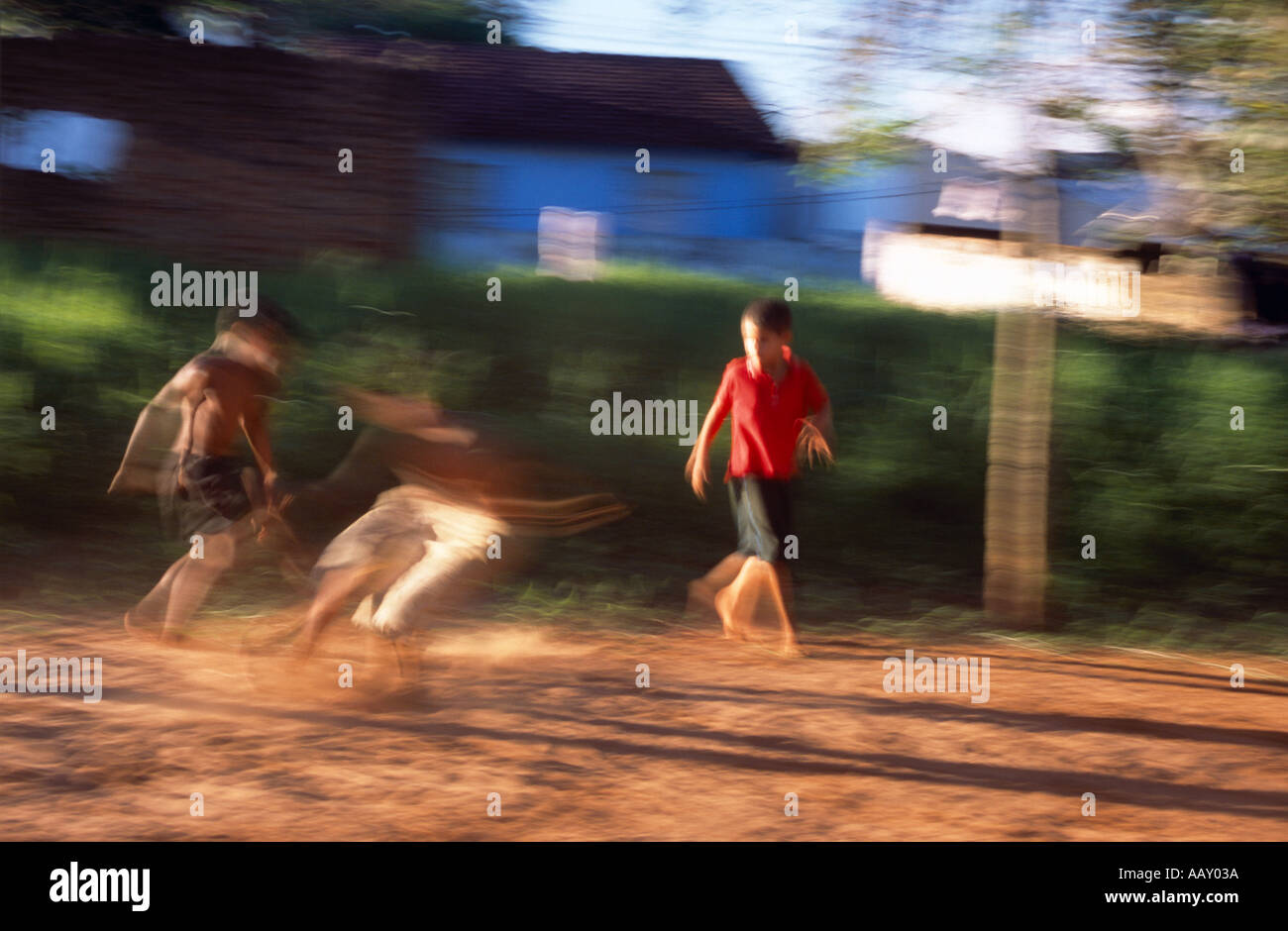 Kinder spielen Fußball auf einem Schmutz-Feld bunt verschwommen spielen Kinder Jalapao-Tocantins-Brasilien Stockfoto