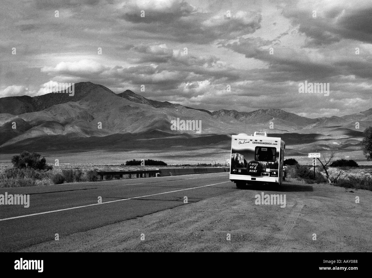 WOHNMOBIL PARKT IM OWENS VALLEY, KALIFORNIEN Stockfoto