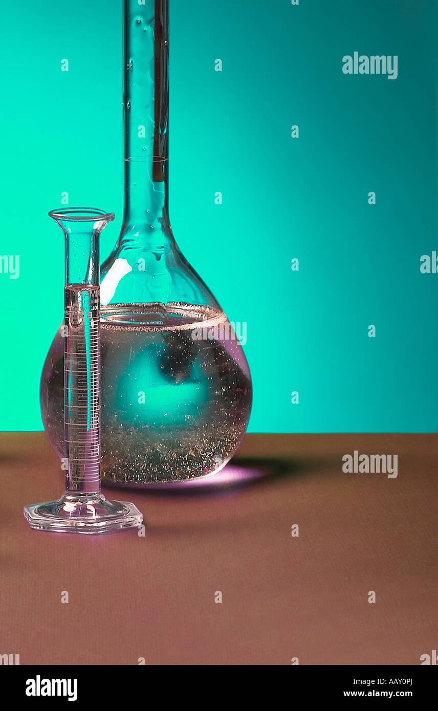 Farbloses Glas Becher Fläschchen mit Luftblasen In Flüssigkeit In Forschung und Wissenschaft Entwicklung Labor Laboratory, USA Stockfoto