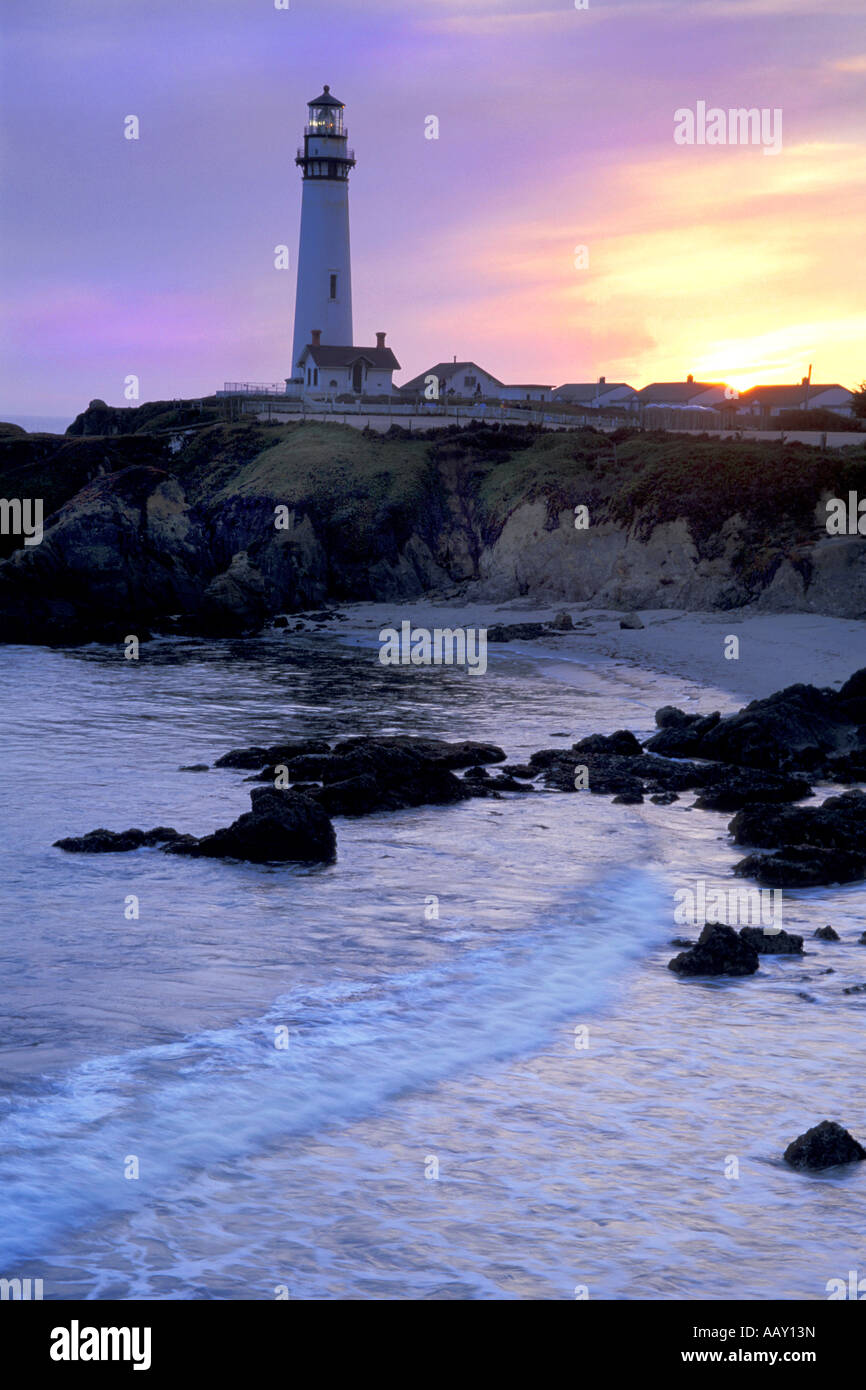 Sonnenuntergang entlang der kalifornischen Küste zeigt den Leuchtturm am Pillar Point Stockfoto