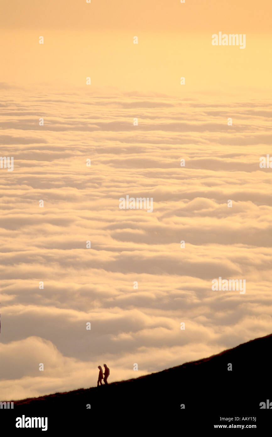 paar in der Silhouette entlang der Hügel über den Wolken am Mount Tamalpais in Marin Land Kalifornien Stockfoto