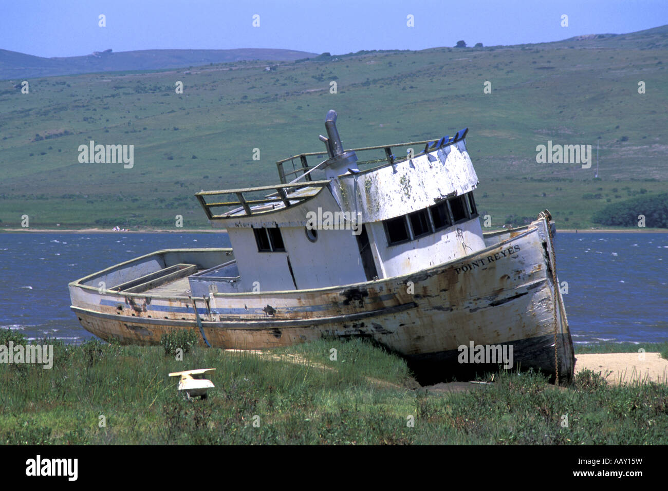 altes Fischerboot zerstört am Ufer am Point Reyes National Seashore entlang der Pazifik-Küste in Kalifornien Stockfoto