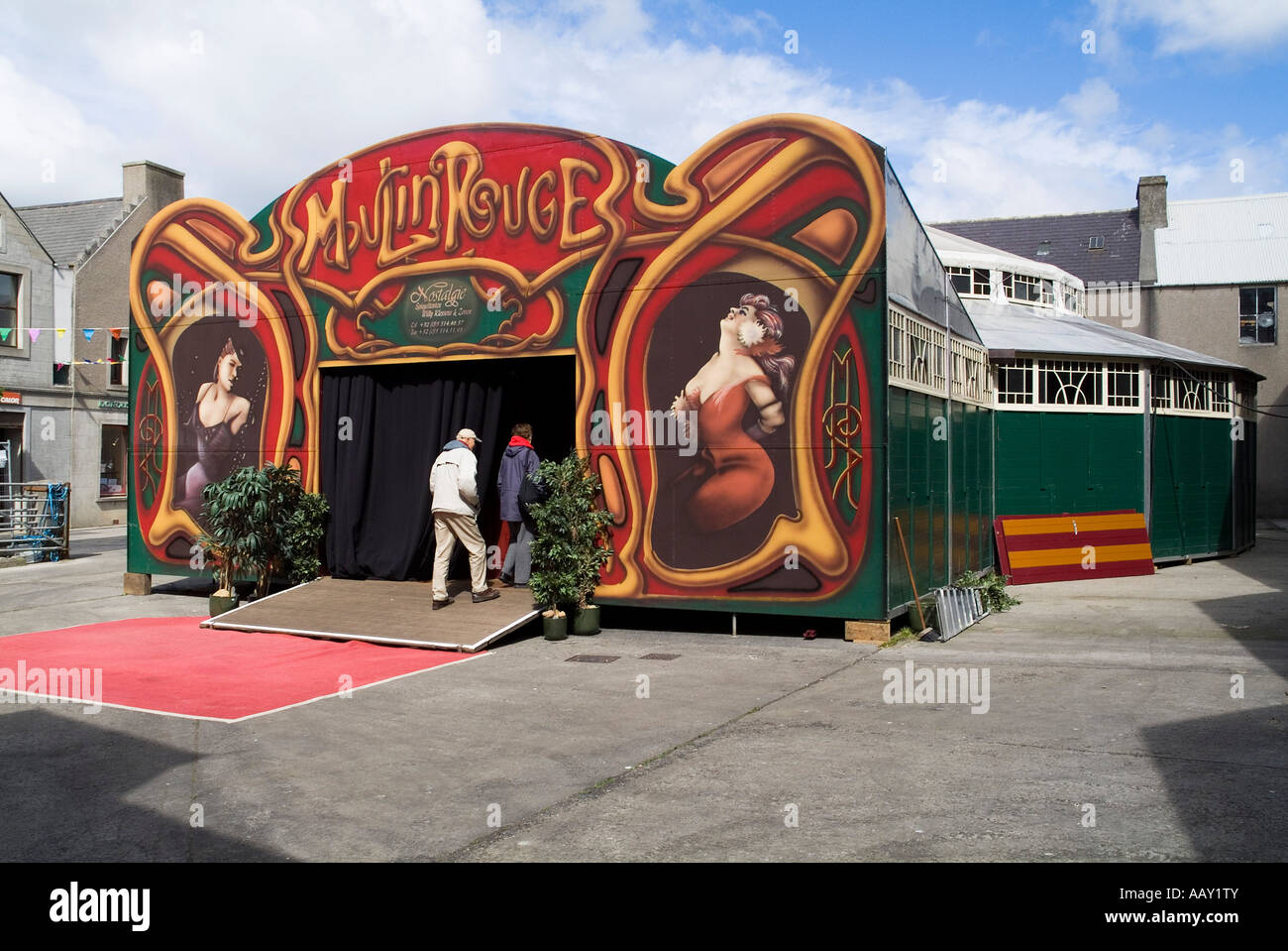 dh KIRKWALL ORKNEY Touristen beim Eintritt in das St. Magnus Festival Moulin Rouge Spiegeltenten Tourist Music Zelt Spiegelzelt Stockfoto