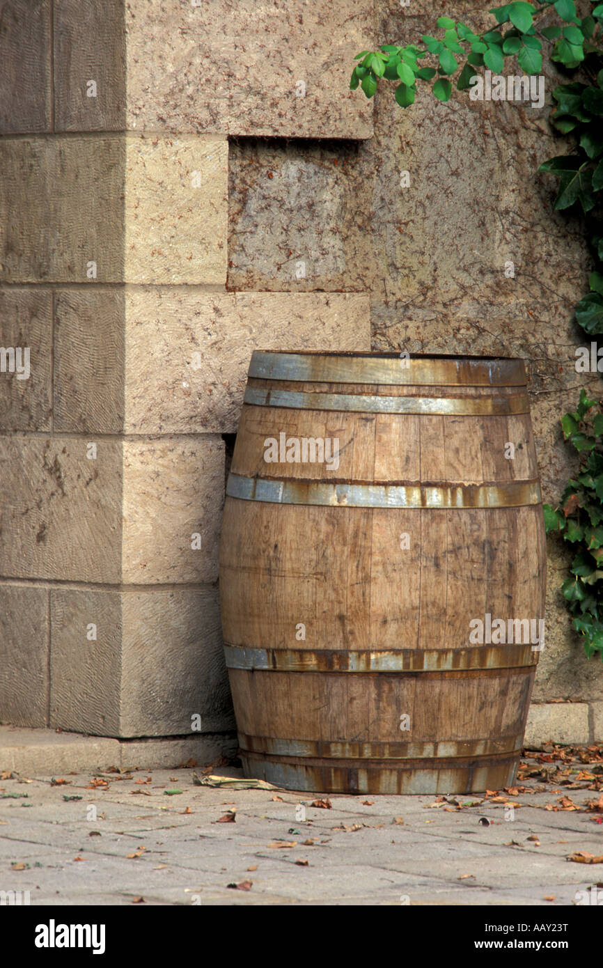 Eiche Weinfass am Eingang zu einem Weingut in Napa Valley in Kalifornien Stockfoto