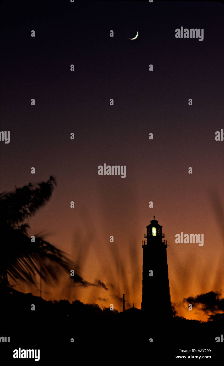 Hopetown Abaco Bahamas Leuchtturm in der Silhouette bei Sonnenuntergang mit einer Mondsichel Stockfoto