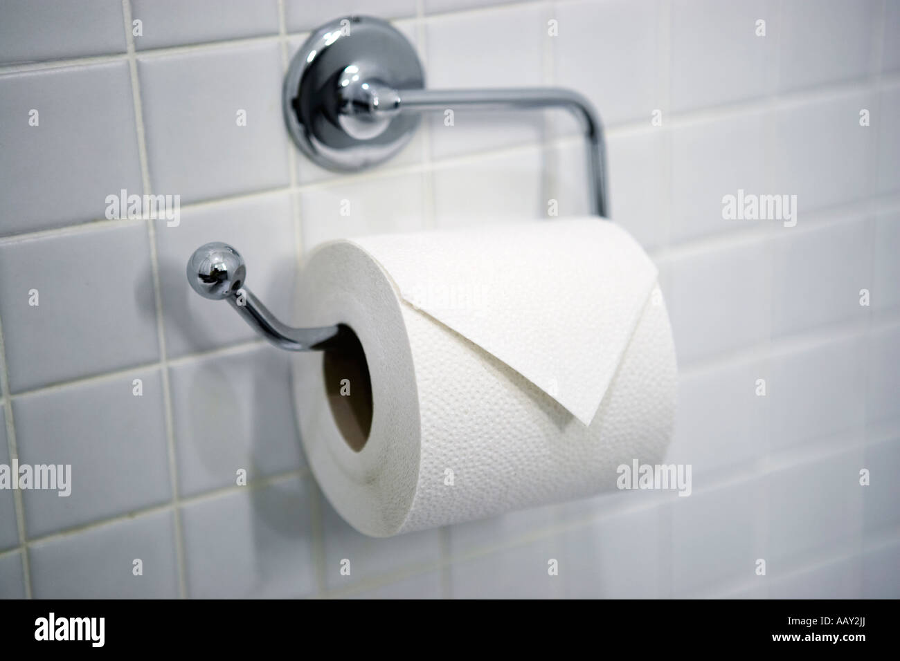 WC-Papierrolle ordentlich gefaltet im Hotelbad Stockfoto