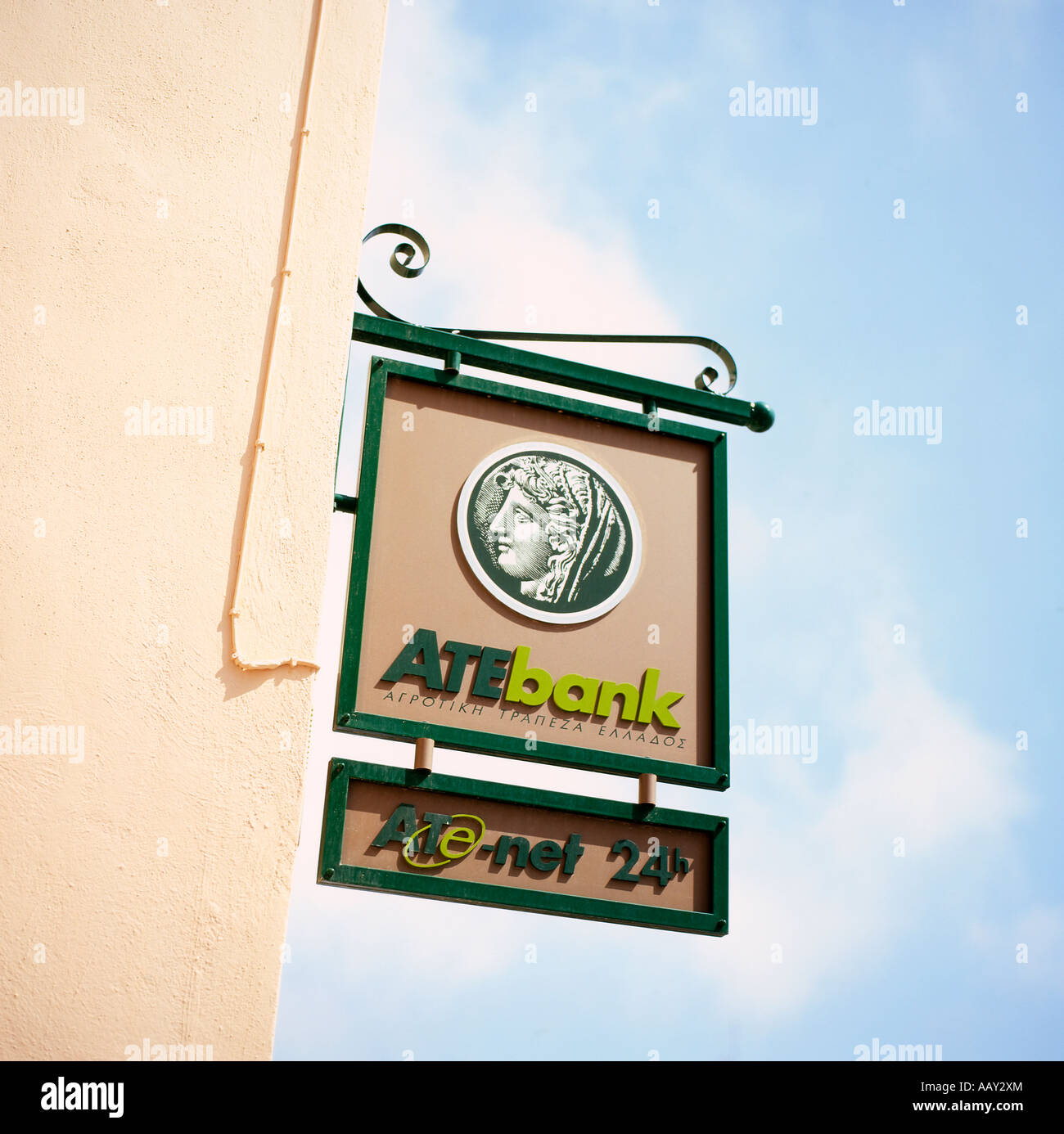 Ein ATE Bank unterzeichnen hängen an der Außenseite des Gebäudes in der Griechischen Insel Santorini, Griechenland EU-KATHY DEWITT Stockfoto