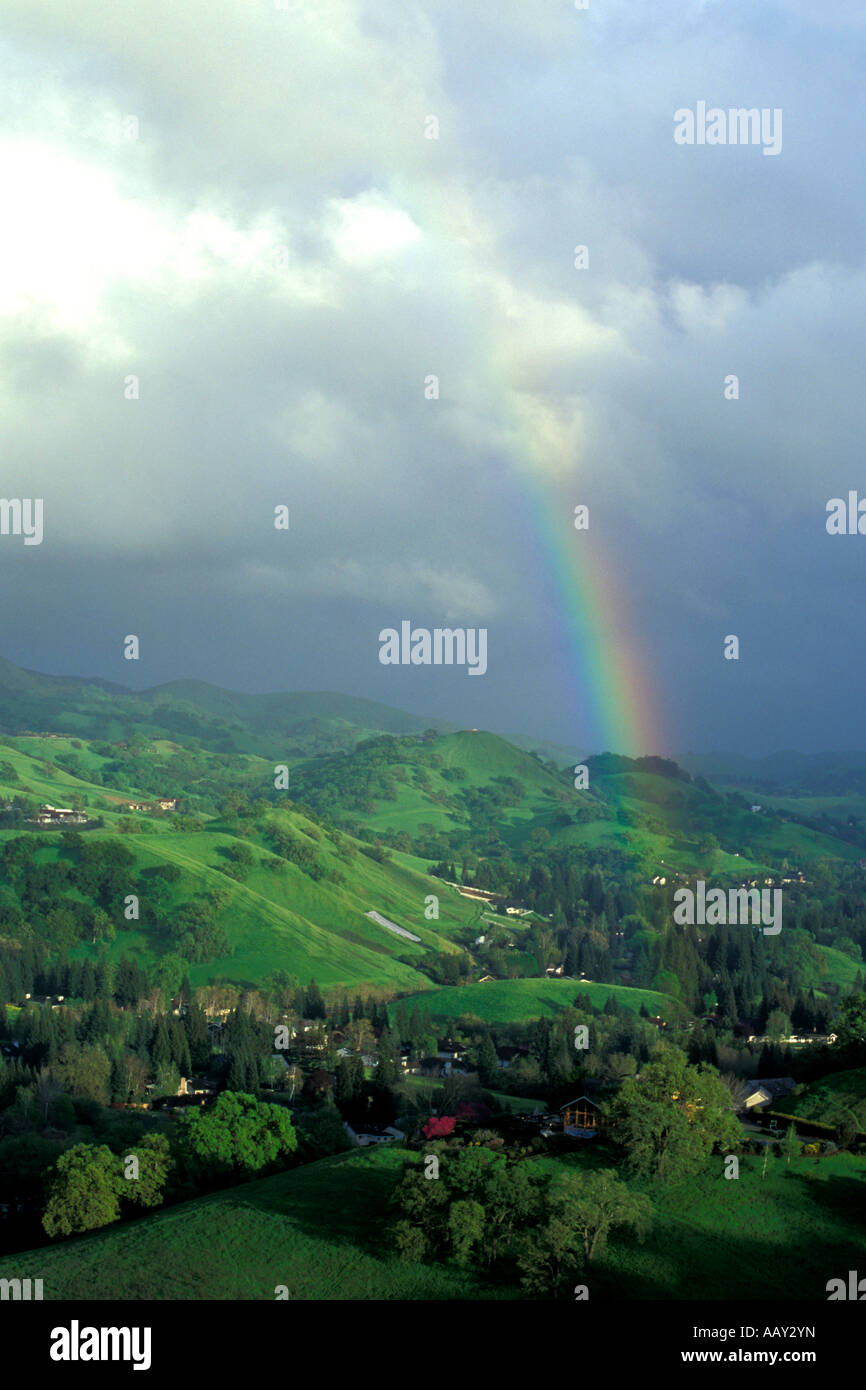 Regenbogen Wolken und sanften grünen Hügeln mit Bäumen und Häusern von der East Bay Area in Kalifornien, die vertikale Stockfoto