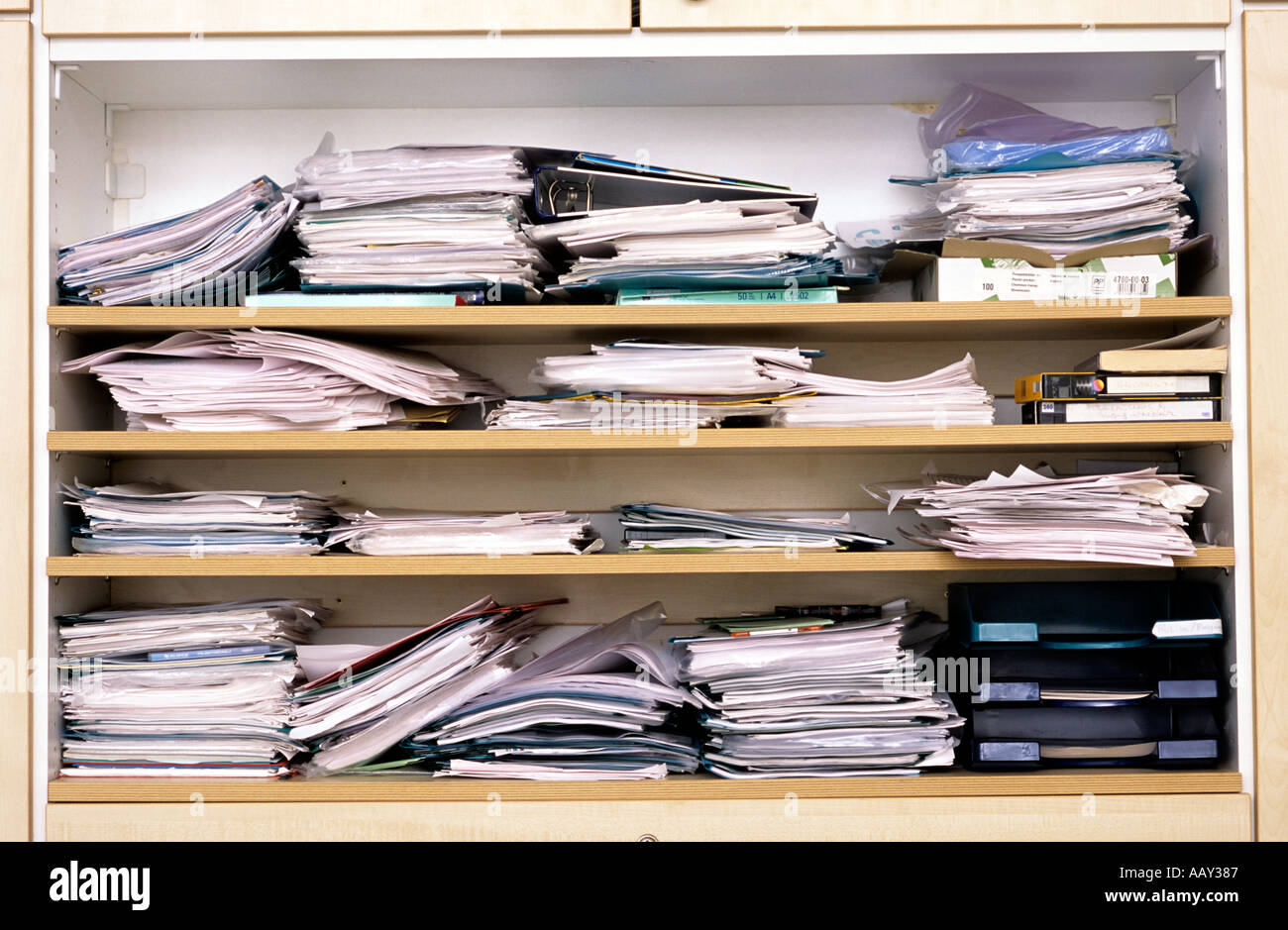 Nahaufnahme von Aktenschrank mit unordentlichen Stapel von Papieren Stockfoto