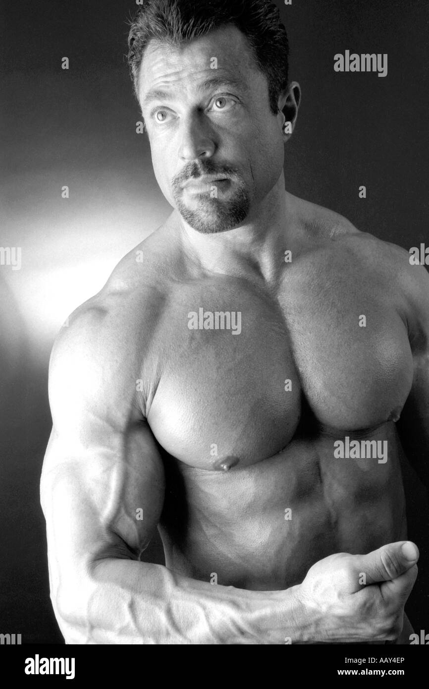 Bodybuilder Muskelmann Athlet, gebaut mit großen Bizeps und Pectorial Muskeln Stockfoto