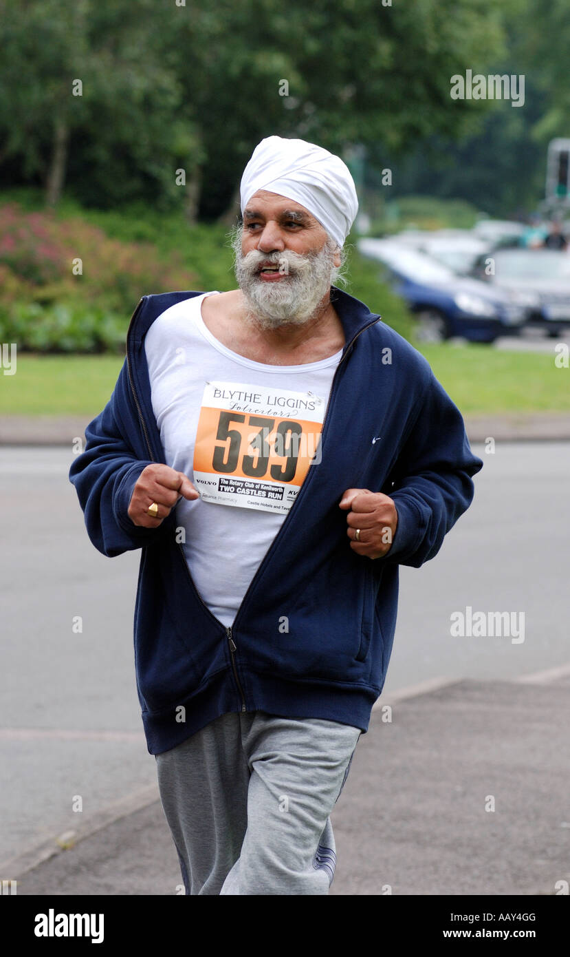 Sikh Mann in zwei Burgen 10k Rennen zwischen Warwick und Kenilworth Castle, Warwickshire, England, UK Stockfoto