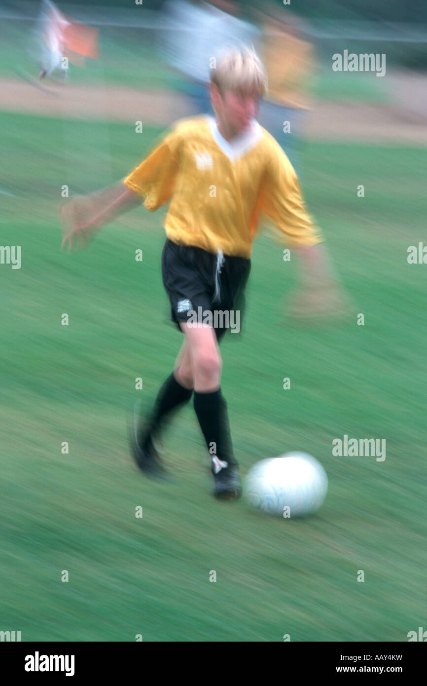 Fußball-Spieler den Ball während des Spiels ein Fußball Spiel versuchen, ein Tor vertikal Stockfoto