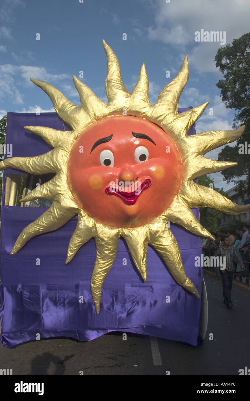 RSC78645 Sonne scheint hell Symbolik Goa Karneval schweben Indien Stockfoto