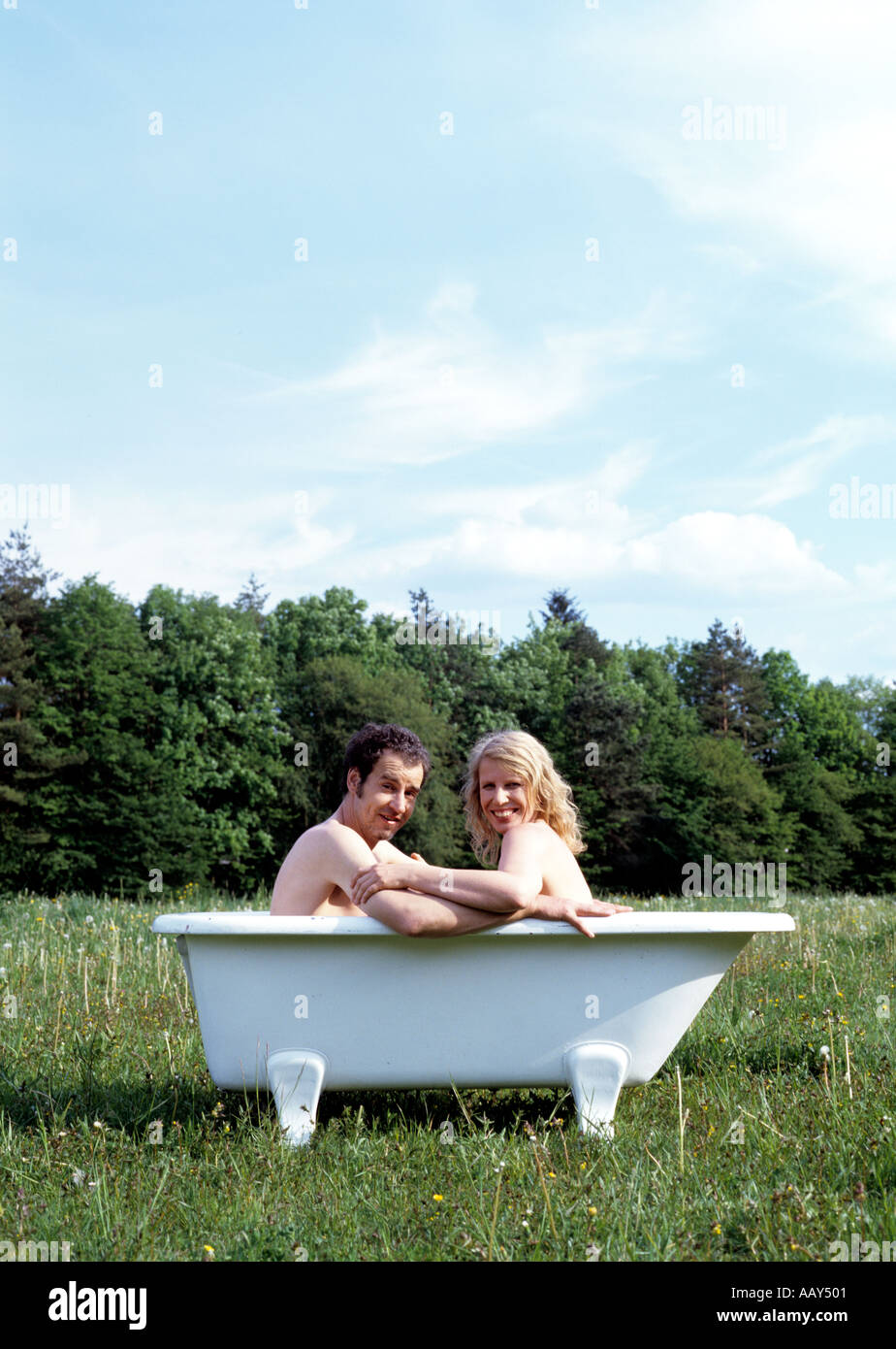 paar in einer Badewanne im Freien sitzen Stockfoto