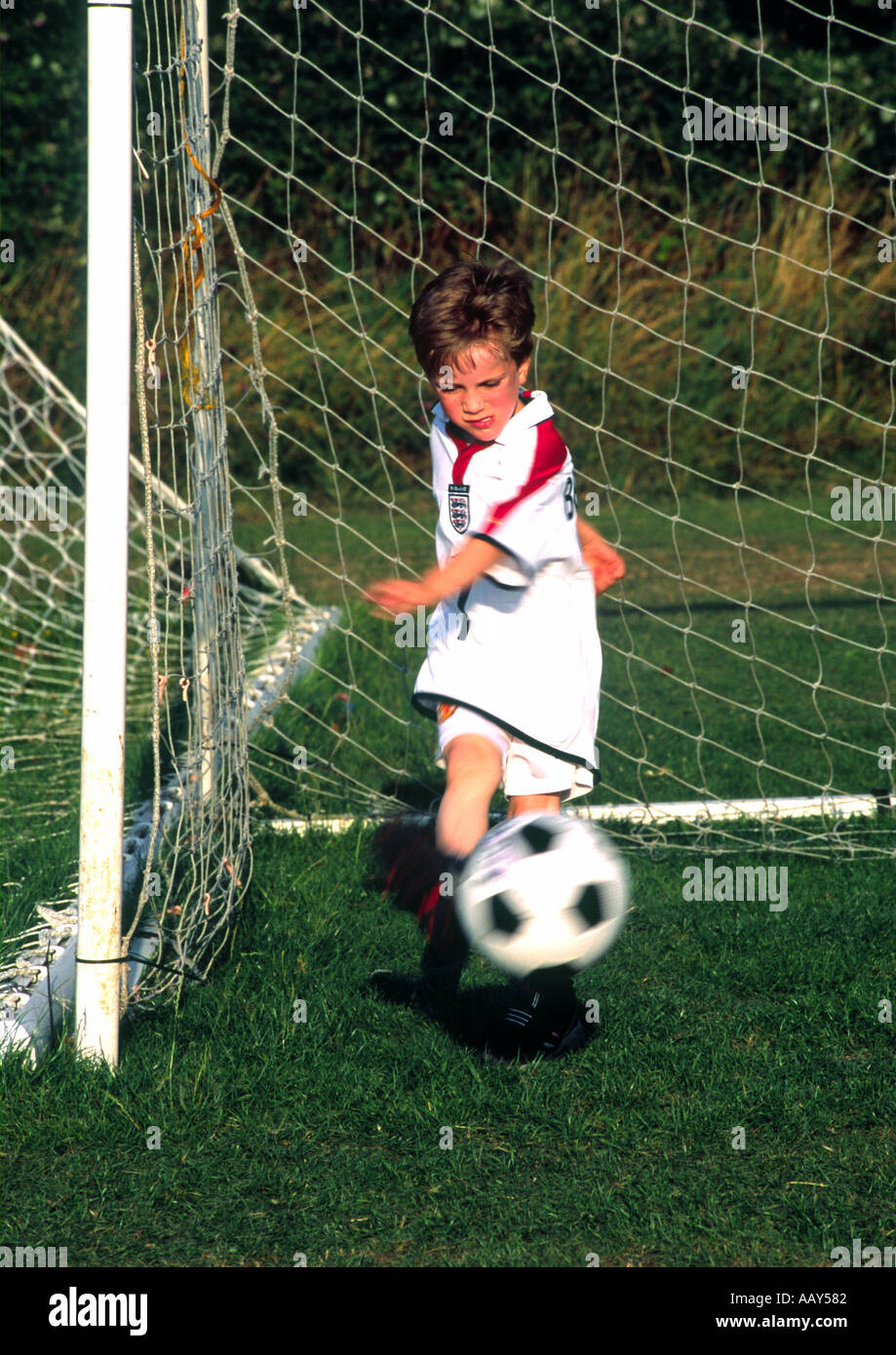 Jungen Fußball, treten ein Ziel speichern Stockfoto