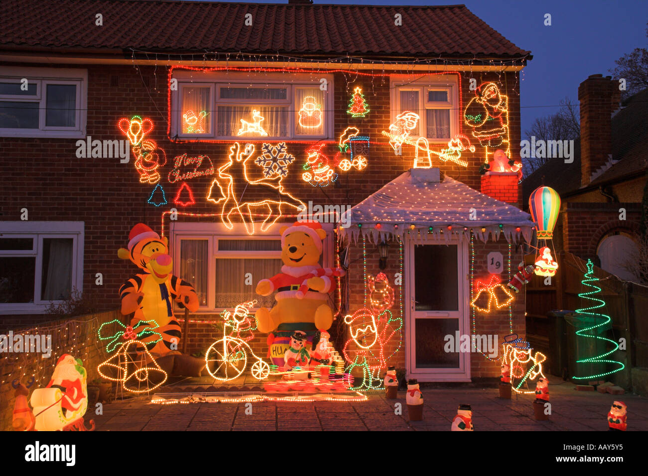Haus mit Weihnachtsschmuck auf Haus Stockfotografie - Alamy