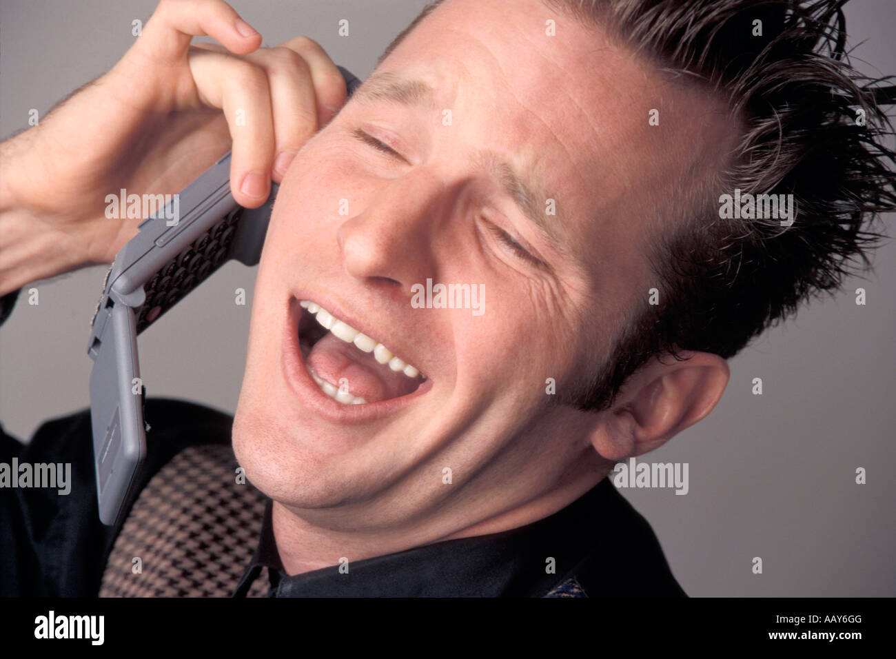 Porträt des expressiven Komiker ein Telefon Gespräch über lustige Sachen sprechen und erzählt einen Witz-horizontal Stockfoto