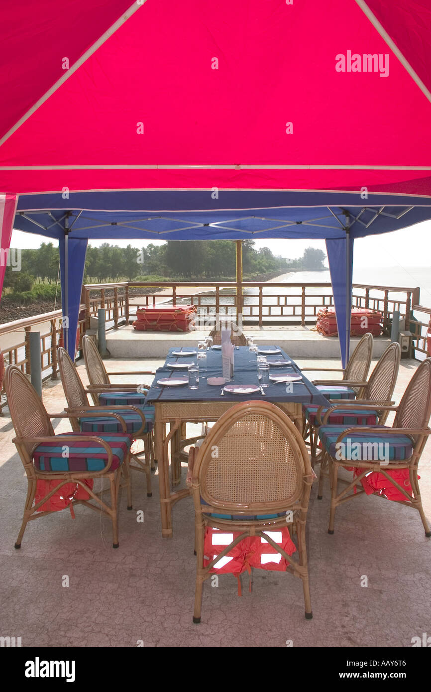 RSC78669 Restaurant am Boot Stühle und Tisch unter rote Zelt Panjim Goa Indien Stockfoto