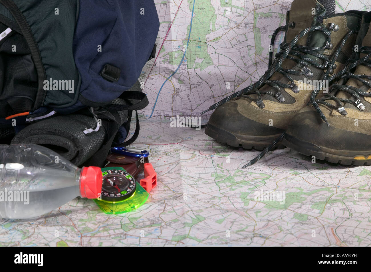 Rucksack-Stiefel und andere Gegenstände für die Planung einer Abenteuerreise Stockfoto