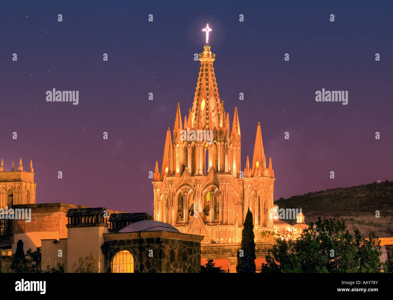 Dämmerung Nacht Parroquia de San Miguel Arcangel Cerefino Guiterrez San Miguel de Allende19th Jahrhundert gotische Domkirche Stockfoto