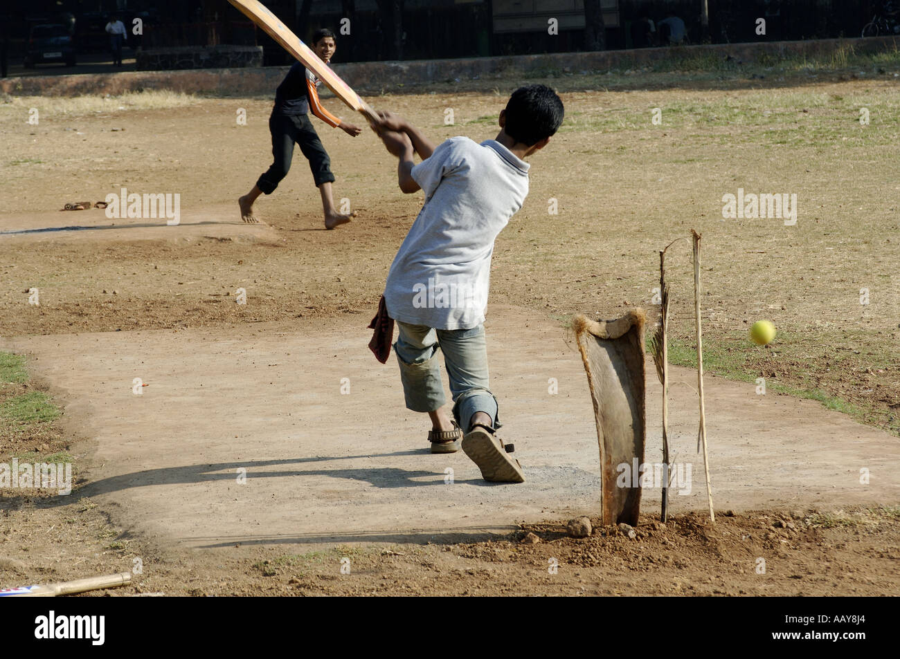 HMA78719 indische Kinder Fußballspielen auf Spielplatz Stockfoto